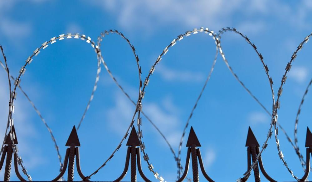 Barbed Wire On Fence Steel Grating Fence With Bar