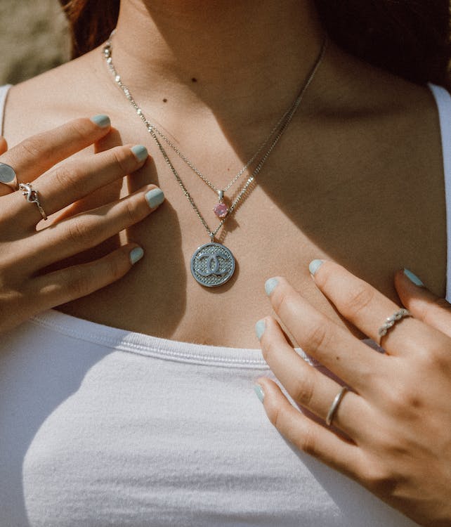 How to Choose Birthday Jewelry for Your Girlfriend